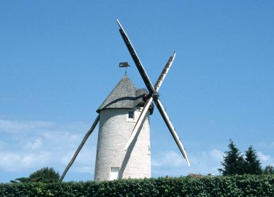 Le moulin de Mr Lechelle, construit vers 1980 entre Rouillac et Vaux-Rouillac (Photo: D. Wolf)